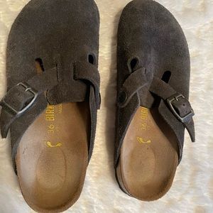 EXCELLENT condition BIRKENSTOCK BOSTON suede clogs. Size 36 - L5.  GRAY color.